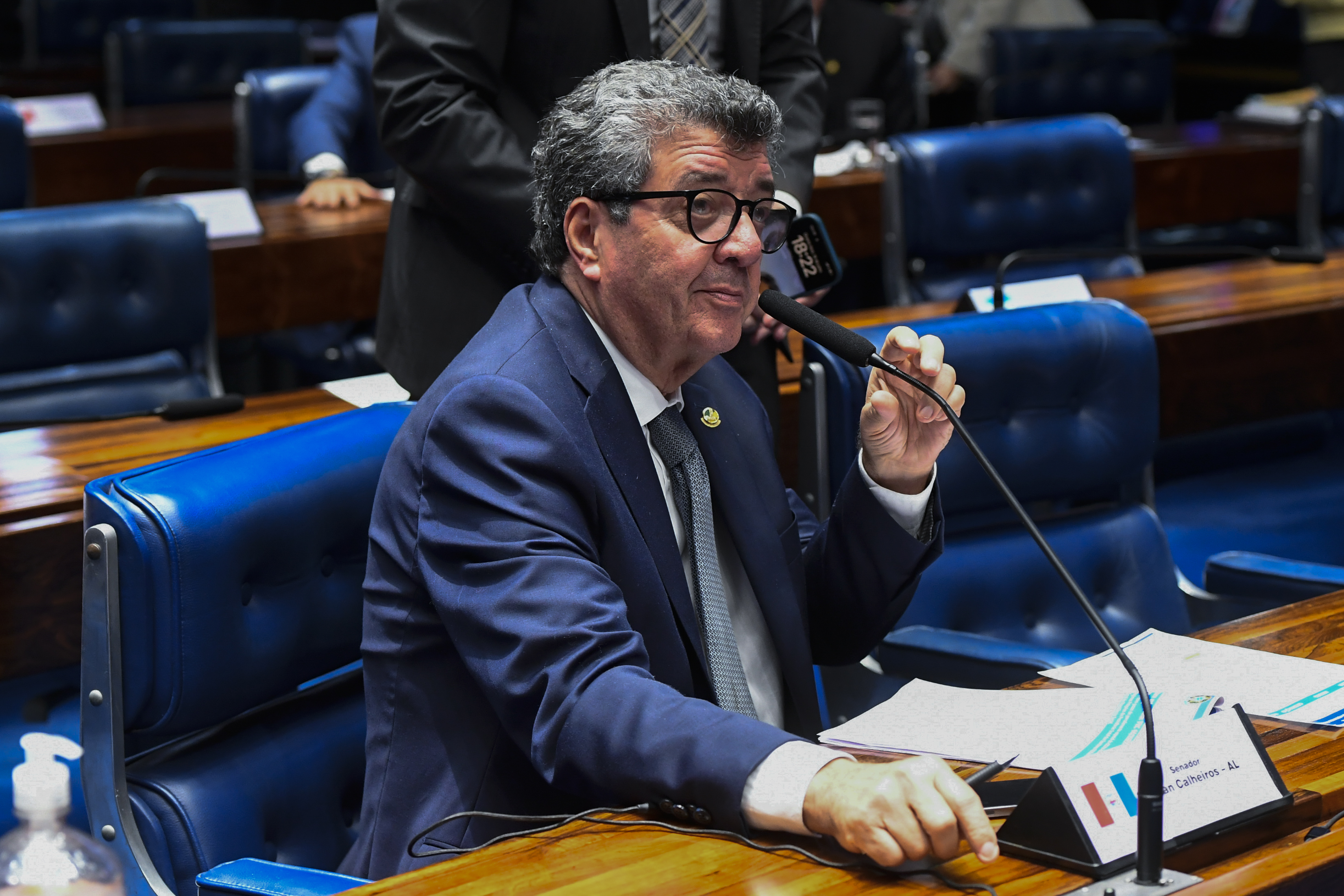 Senadores brasileiros iniciam missão nos EUA para negociar tarifas de Trump antes de prazo final