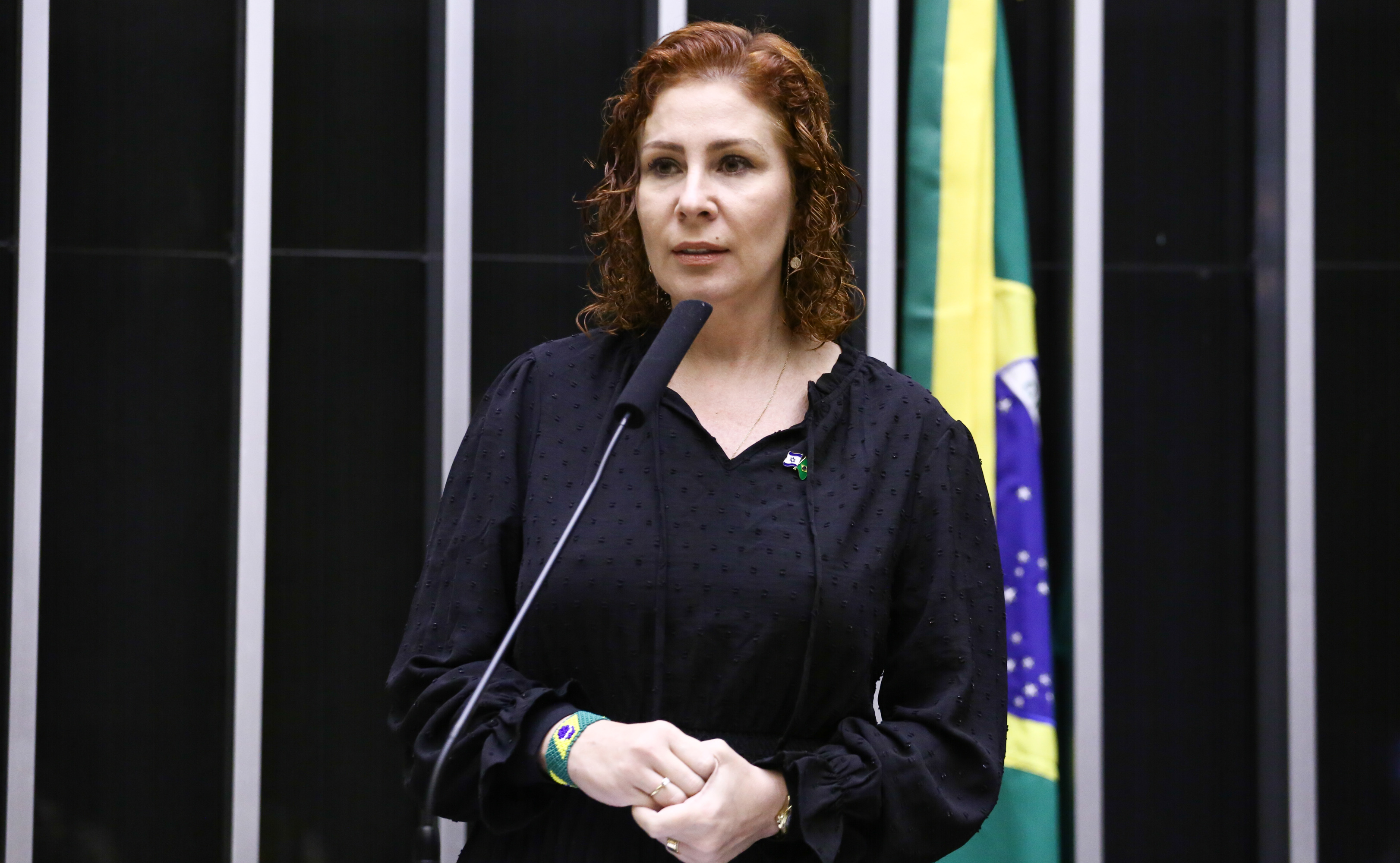 Carla Zambelli declara-se "exilada política" na Itália e agradece a Flávio Bolsonaro por interceder junto a governo italiano
