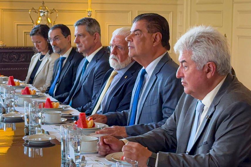 Brasil Faz última tentativa para evitar tarifaço dos EUA antes de vigência nesta sexta