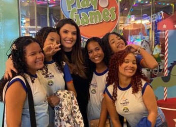 Primeira-dama de Maceió promove sessão de cinema educativa para alunos da rede municipal