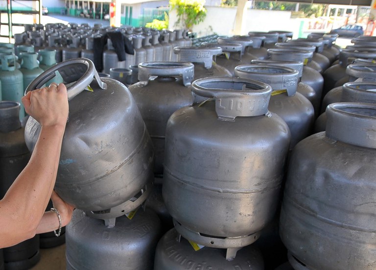 Governo finaliza MP para fornecer gás de cozinha gratuito a 17 milhões de famílias