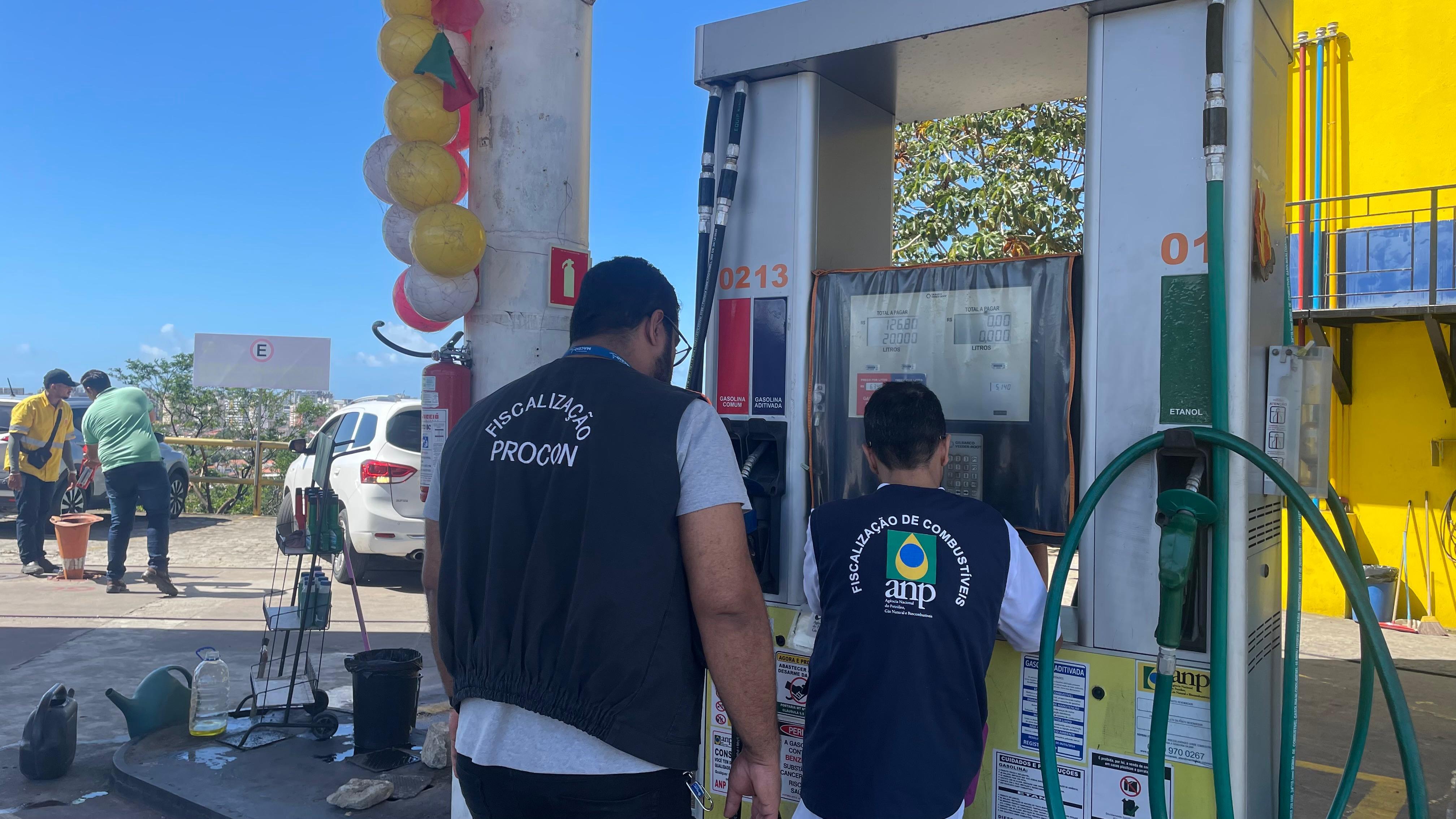 Procon Maceió e ANP fiscalizam postos de combustíveis na capital alagoana