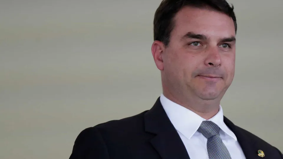 Flávio apaga publicação em rede social de Jair Bolsonaro participando de ato no Rio