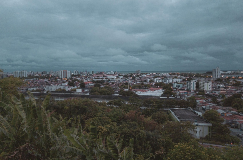 Tempo segue instável com previsão de chuva forte e ventania nesta terça-feira (5)