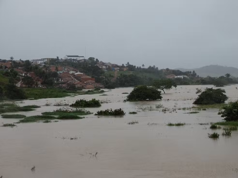 Chuvas intensas causam transbordamento do Rio Manguaba e deixam cidades em alerta em AL