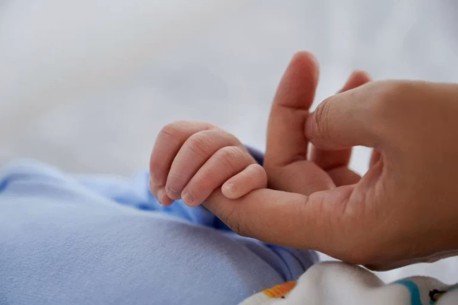 Bebê nasce de embrião congelado há 30 anos e bate recorde mundial
