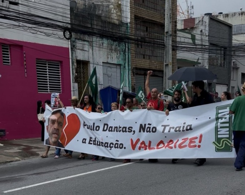 Governo não dialoga com professores e categoria fecha avenida a caminho do palácio