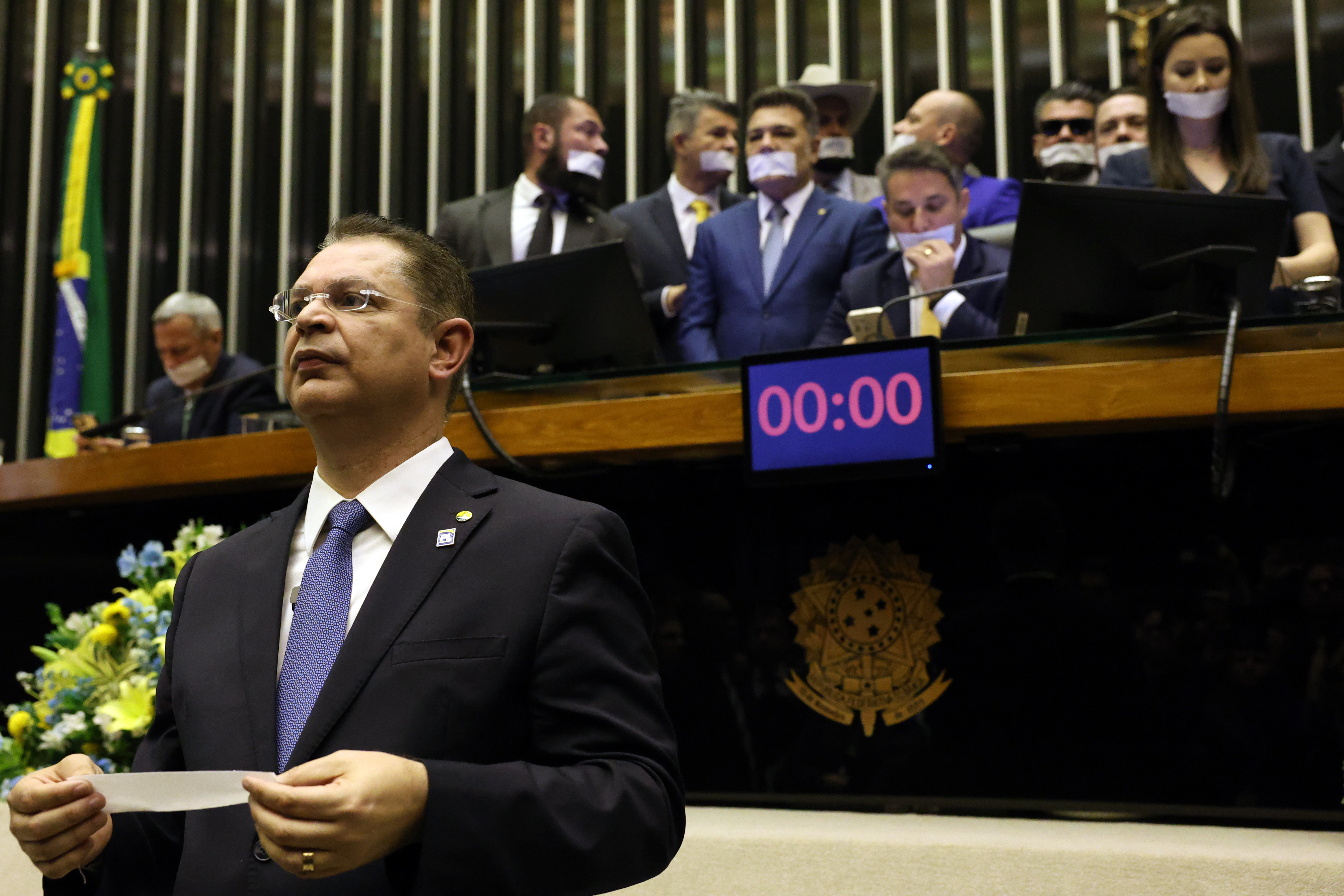 Crise no Congresso: Oposição obstrui trabalhos e líderes convocam reunião de emergência
