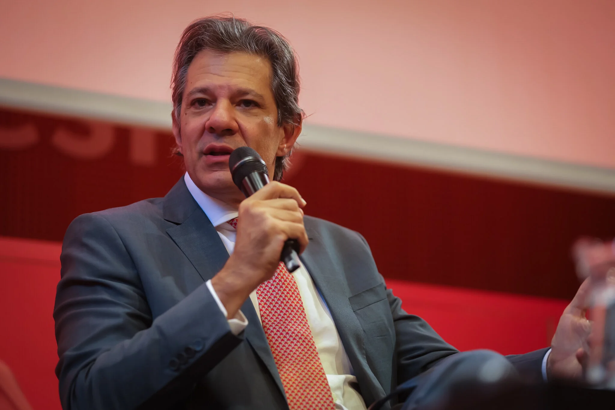 Haddad discutirá tarifas de 50% sobre exportações brasileiras em reunião com secretário do Tesouro dos EUA