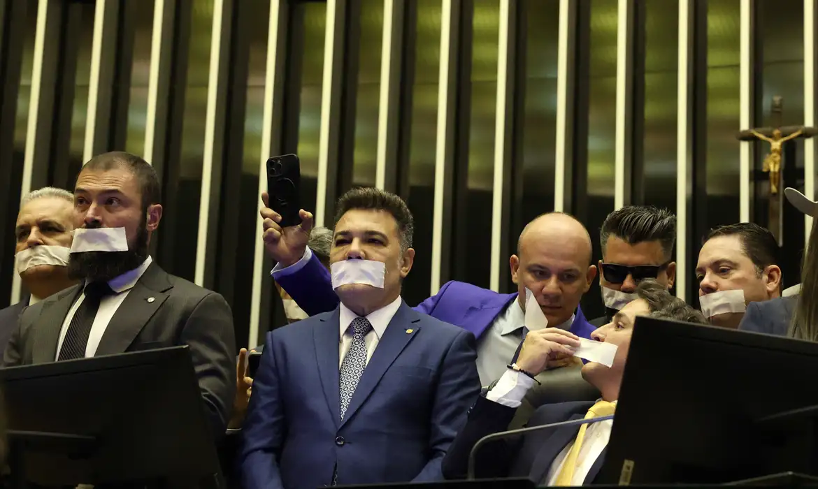 Oposição mantém ocupação no Congresso e trava votações em protesto por Bolsonaro