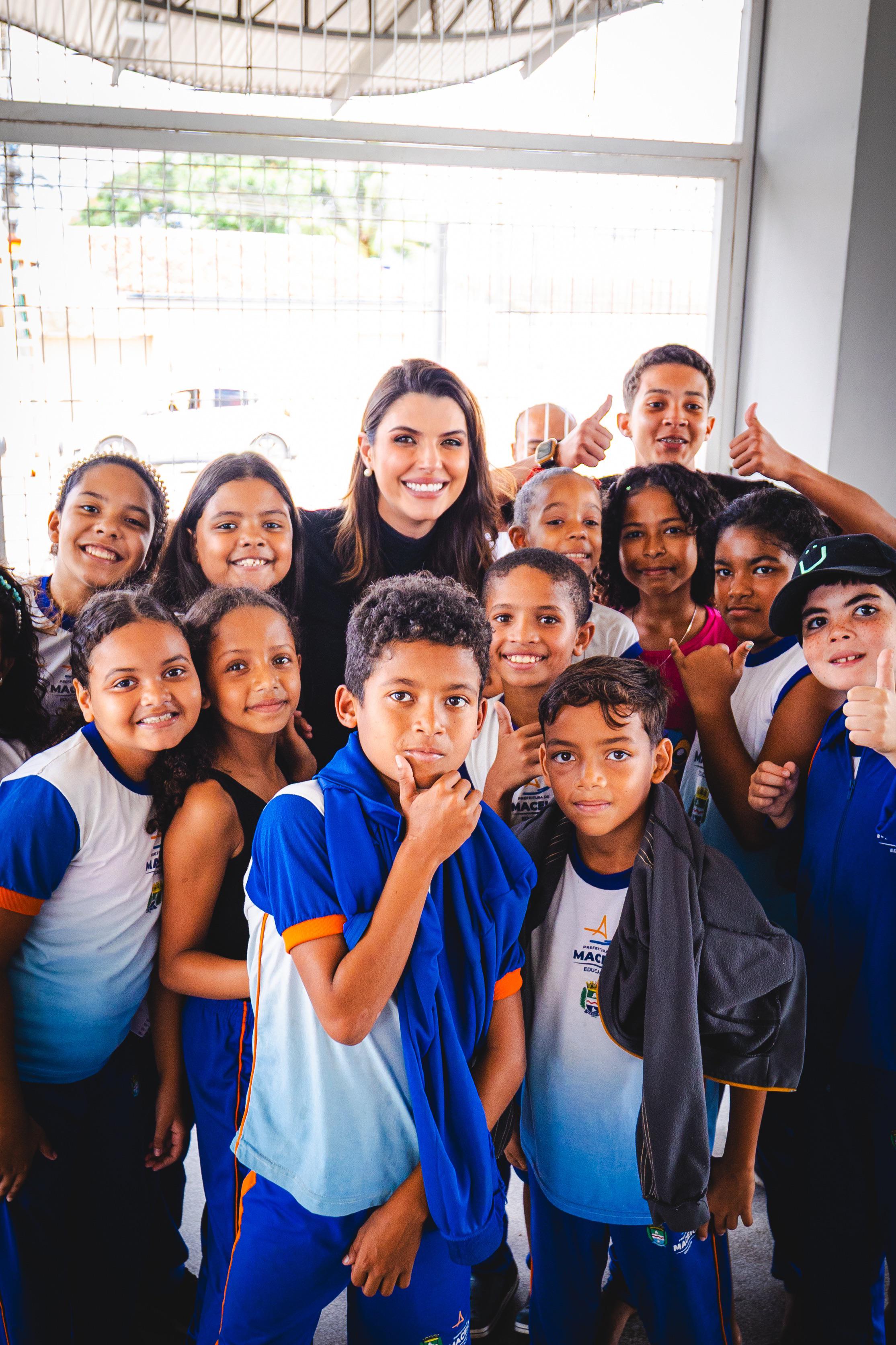 Com presença da primeira-dama, alunos da rede municipal participam de sessão especial de cinema no Parque Biblioteca do Biu