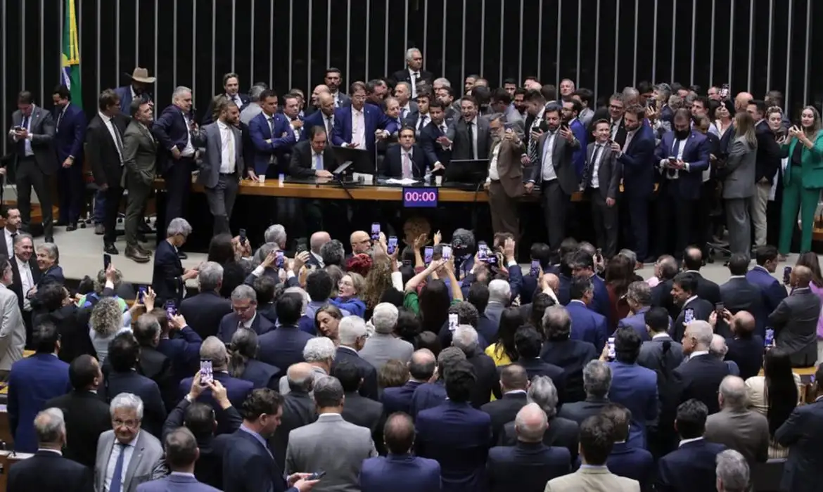 Oposição obstrui plenários no Congresso em protesto e gera crise institucional