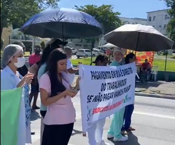 Funcionários do Hospital Veredas bloqueiam avenida em protesto por atrasos salariais