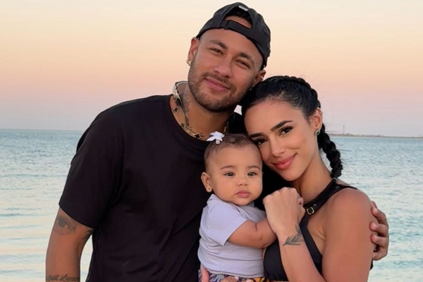 Neymar e Bruna Biancardi deixam mansão em Cotia após descobrirem vigilância ilegal por câmeras