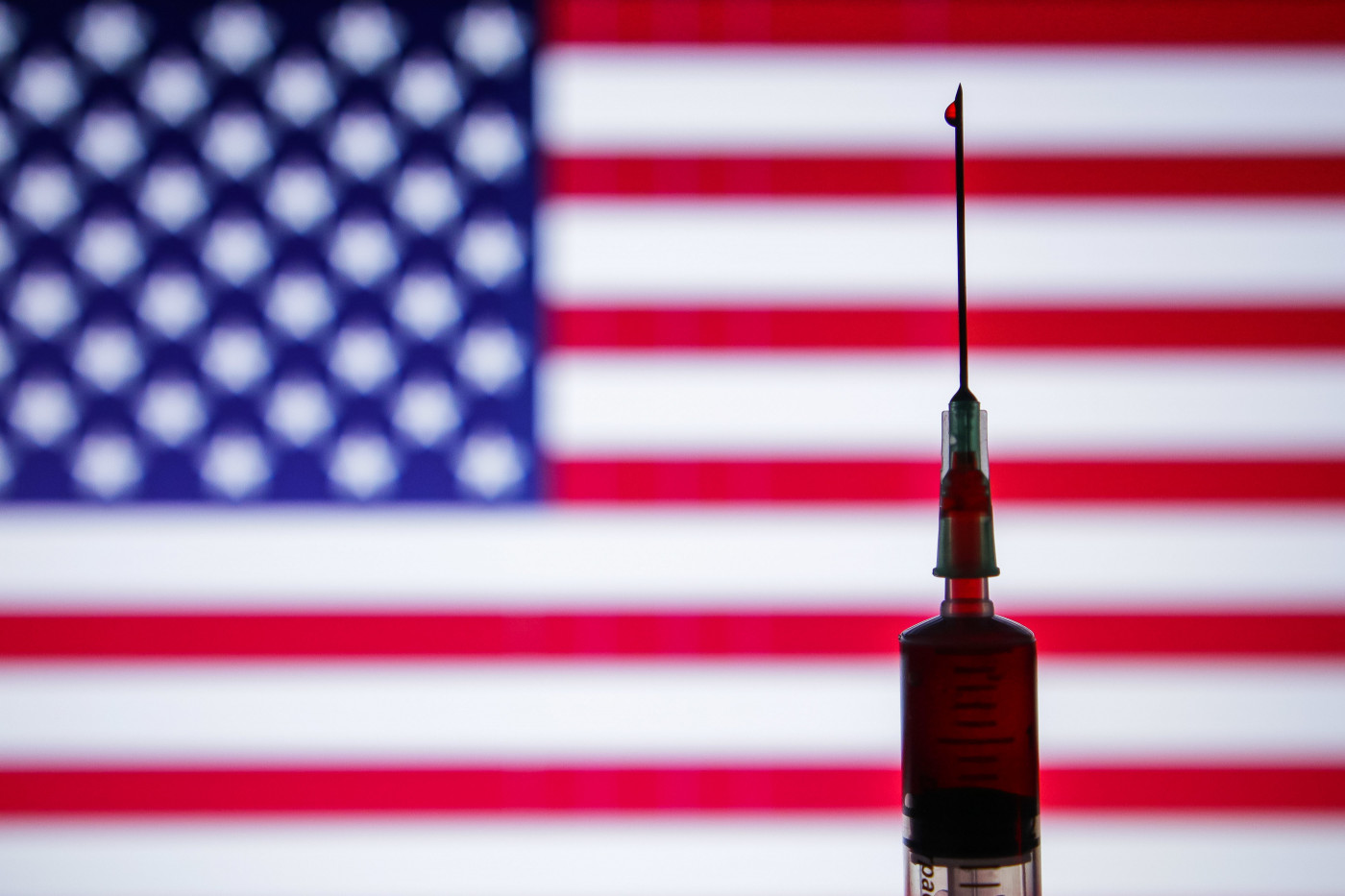 Trump corta financiamento a vacinas de mRNA, ameaçando pesquisas contra câncer, HIV e futuras pandemias