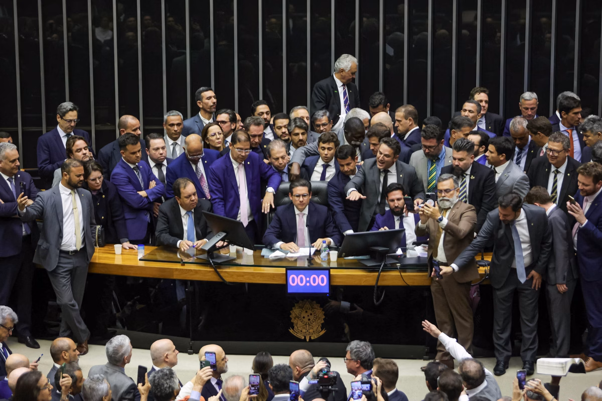 Corregedoria da Câmara tem 48 horas para decidir sobre punição a 14 deputados
