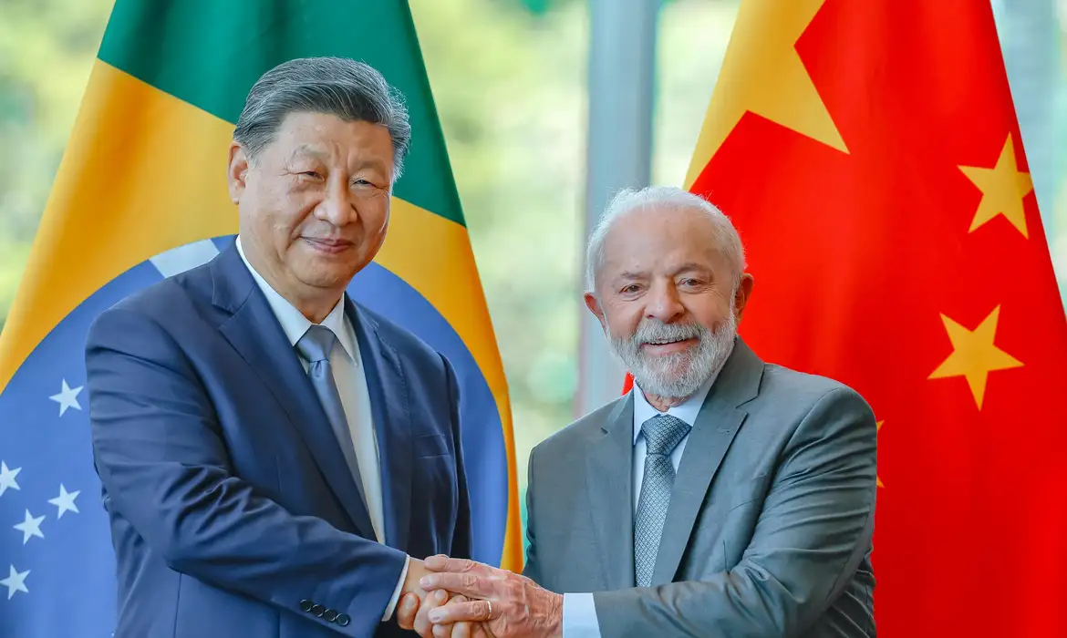 Em meio a 'tarifaço' de Trump, Lula conversa com líder da China por ligação