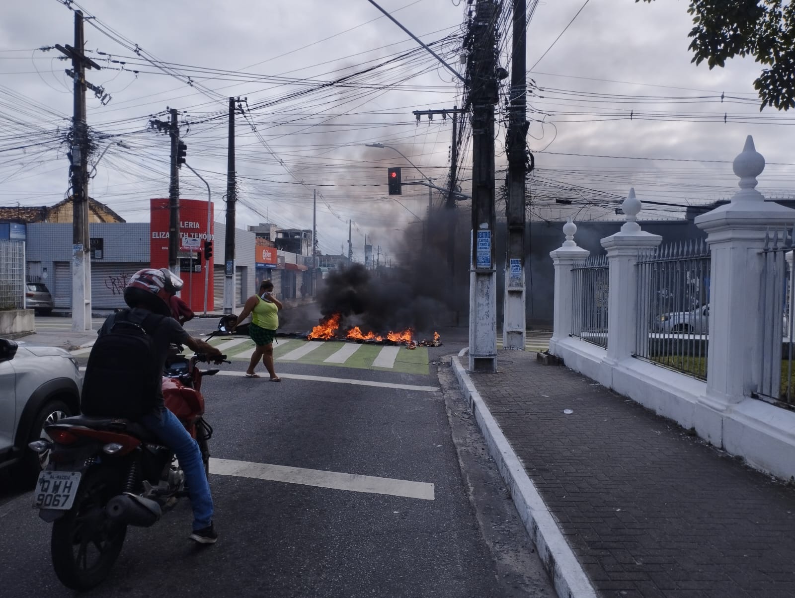 Protesto fecha via em frente ao Palácio do Governo de Alagoas 