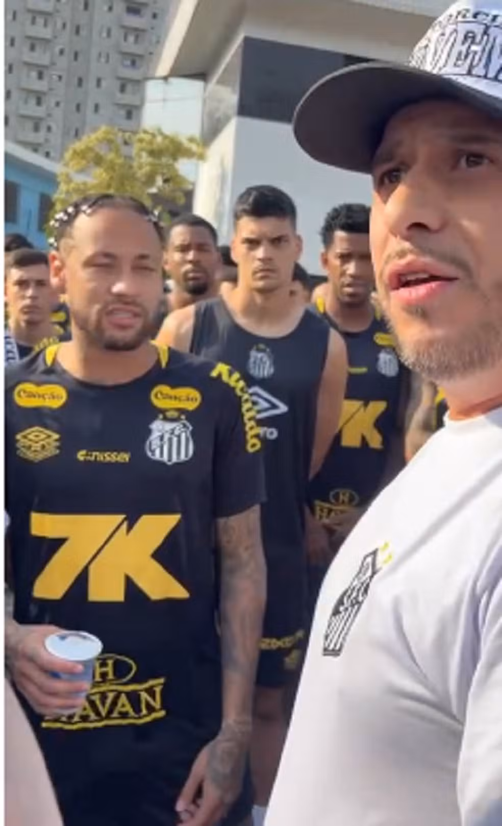 Neymar conversa com torcedores após invasão ao CT do Santos em protesto por goleada sofrida