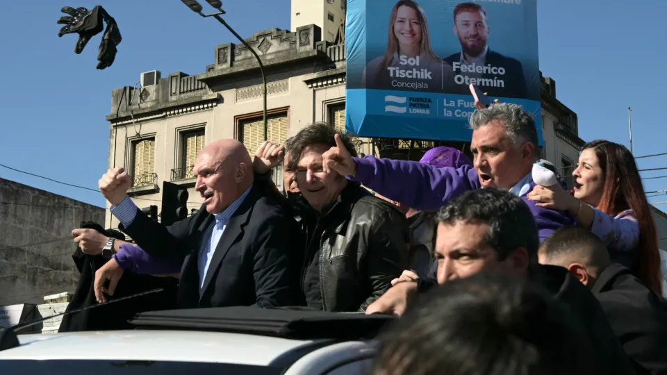 Manifestantes atiram pedras no presidente da Argentina, que deixa evento às pressas