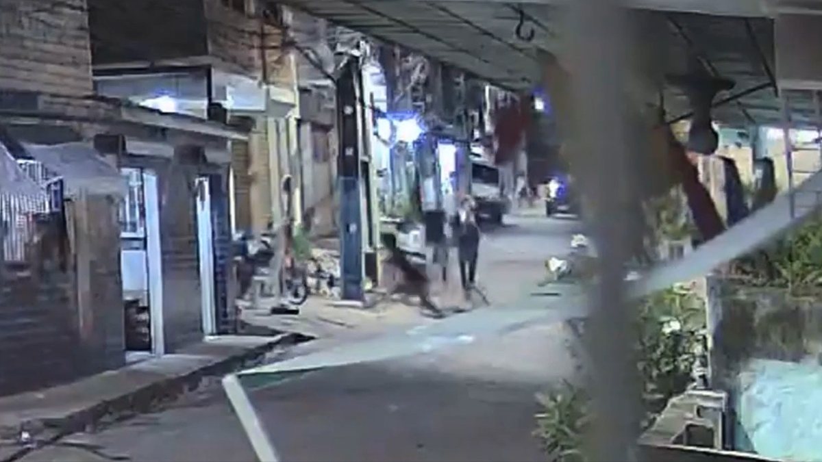 Vítima de atentado a tiros no Jacintinho morre no HGE; duas pessoas seguem internadas