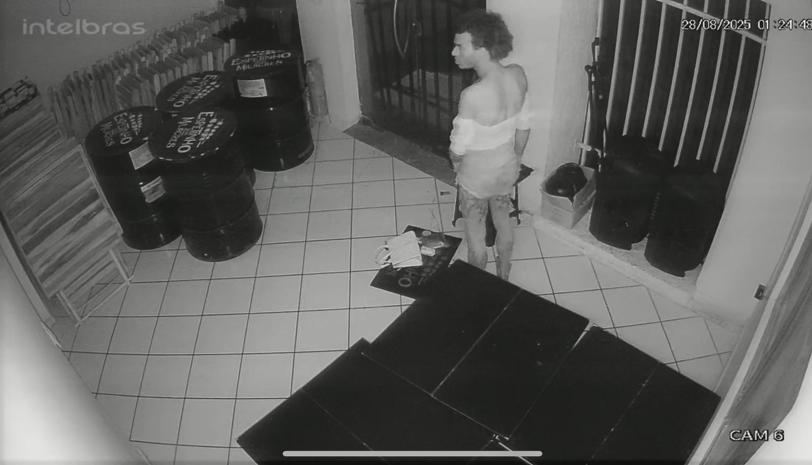 Ladrão vestido de mulher invade bar no Farol e causa prejuízo de R$ 5 mil